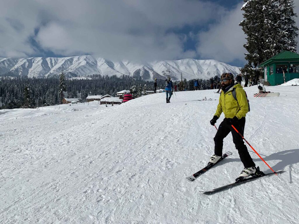 skiing in gulmarg kashmir